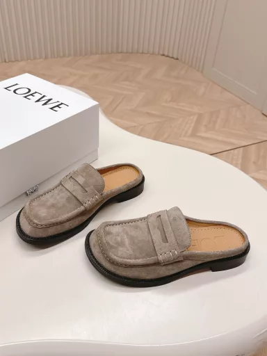 Loewe's new slippers LoeweCampoLoewe's new Campo Boken comes from the show. Continuing the brand designer Jonathan Anderson's consistent playfulness, the new Campo Mary Jane mules have a cute and interesting round toe with retro carved details, full of design senseFabric: imported cowhideGenuine leather outsole: heavy-duty multi-layered leather outsole