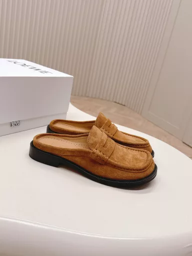 Loewe's new slippers LoeweCampoLoewe's new Campo Boken comes from the show. Continuing the brand designer Jonathan Anderson's consistent playfulness, the new Campo Mary Jane mules have a cute and interesting round toe with retro carved details, full of design senseFabric: imported cowhideGenuine leather outsole: heavy-duty multi-layered leather outsole