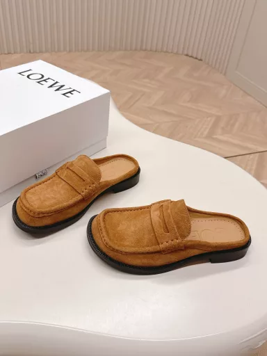 Loewe's new slippers LoeweCampoLoewe's new Campo Boken comes from the show. Continuing the brand designer Jonathan Anderson's consistent playfulness, the new Campo Mary Jane mules have a cute and interesting round toe with retro carved details, full of design senseFabric: imported cowhideGenuine leather outsole: heavy-duty multi-layered leather outsole