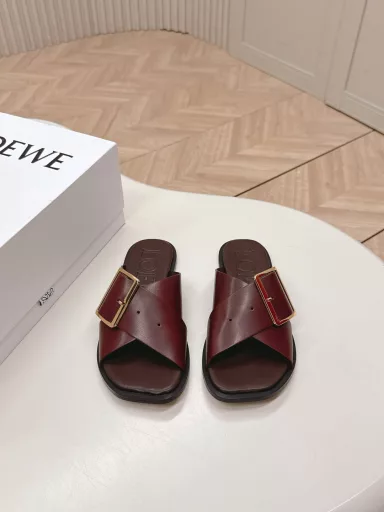 LOEWE 2025 latest belt buckle cross sandalsLoewe color matching sneakers! The minimalist style is really extreme, so versatile! You can look classy with any outfit, and the shoes are very light! Go shopping without any pressure! The biggest feature of this shoe is that it is extremely comfortable to wear!