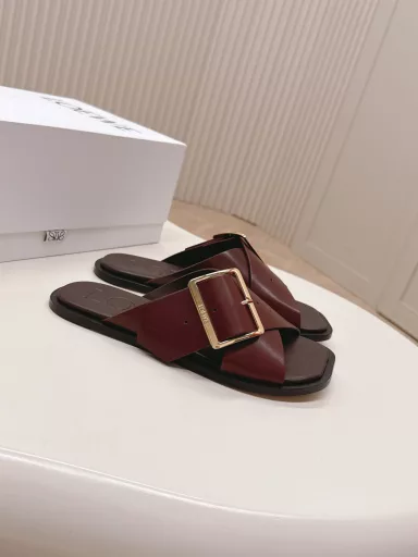 LOEWE 2025 latest belt buckle cross sandalsLoewe color matching sneakers! The minimalist style is really extreme, so versatile! You can look classy with any outfit, and the shoes are very light! Go shopping without any pressure! The biggest feature of this shoe is that it is extremely comfortable to wear!