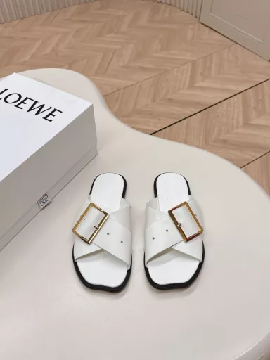 LOEWE 2025 latest belt buckle cross sandalsLoewe color matching sneakers! The minimalist style is really extreme, so versatile! You can look classy with any outfit, and the shoes are very light! Go shopping without any pressure! The biggest feature of this shoe is that it is extremely comfortable to wear!