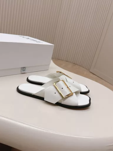 LOEWE 2025 latest belt buckle cross sandalsLoewe color matching sneakers! The minimalist style is really extreme, so versatile! You can look classy with any outfit, and the shoes are very light! Go shopping without any pressure! The biggest feature of this shoe is that it is extremely comfortable to wear!