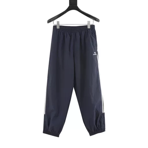 Balenciaga BLCG 25SS catwalk style double hook embroidery indigo patchwork sports trousersLight luxury, a must-have item for men and women's daily commuting wear. Correct version, welcome to compareDetailed features· Custom recycled nylon fabric, slightly wrinkled process· Lining uses three-level polyester bird's eye mesh· Hidden pocket design on the inside of the top· Small slit zipper design on the leg of the trousers· Side zipper pockets· Sporty B embroidered by Tajima high-speed embroidery machine, three-dimensional and full· Customized hardware zipper with mold opening· Original main label, washing tag, brand packaging