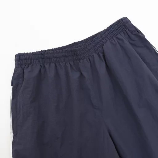 Balenciaga BLCG 25SS catwalk style double hook embroidery indigo patchwork sports trousersLight luxury, a must-have item for men and women's daily commuting wear. Correct version, welcome to compareDetailed features· Custom recycled nylon fabric, slightly wrinkled process· Lining uses three-level polyester bird's eye mesh· Hidden pocket design on the inside of the top· Small slit zipper design on the leg of the trousers· Side zipper pockets· Sporty B embroidered by Tajima high-speed embroidery machine, three-dimensional and full· Customized hardware zipper with mold opening· Original main label, washing tag, brand packaging