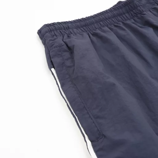 Balenciaga BLCG 25SS catwalk style double hook embroidery indigo patchwork sports trousersLight luxury, a must-have item for men and women's daily commuting wear. Correct version, welcome to compareDetailed features· Custom recycled nylon fabric, slightly wrinkled process· Lining uses three-level polyester bird's eye mesh· Hidden pocket design on the inside of the top· Small slit zipper design on the leg of the trousers· Side zipper pockets· Sporty B embroidered by Tajima high-speed embroidery machine, three-dimensional and full· Customized hardware zipper with mold opening· Original main label, washing tag, brand packaging