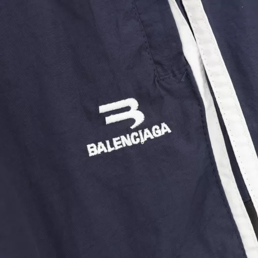 Balenciaga BLCG 25SS catwalk style double hook embroidery indigo patchwork sports trousersLight luxury, a must-have item for men and women's daily commuting wear. Correct version, welcome to compareDetailed features· Custom recycled nylon fabric, slightly wrinkled process· Lining uses three-level polyester bird's eye mesh· Hidden pocket design on the inside of the top· Small slit zipper design on the leg of the trousers· Side zipper pockets· Sporty B embroidered by Tajima high-speed embroidery machine, three-dimensional and full· Customized hardware zipper with mold opening· Original main label, washing tag, brand packaging