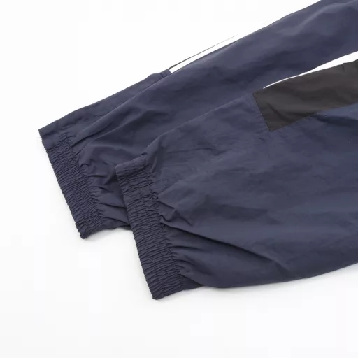 Balenciaga BLCG 25SS catwalk style double hook embroidery indigo patchwork sports trousersLight luxury, a must-have item for men and women's daily commuting wear. Correct version, welcome to compareDetailed features· Custom recycled nylon fabric, slightly wrinkled process· Lining uses three-level polyester bird's eye mesh· Hidden pocket design on the inside of the top· Small slit zipper design on the leg of the trousers· Side zipper pockets· Sporty B embroidered by Tajima high-speed embroidery machine, three-dimensional and full· Customized hardware zipper with mold opening· Original main label, washing tag, brand packaging