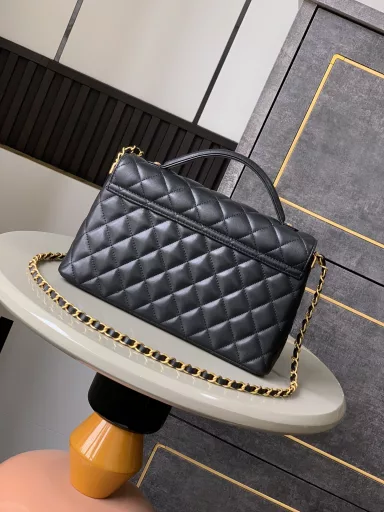 25P Spring and Summer Black and Gold Kelly Bag, the real thing is really beautiful and retro, the bottom of the bag has four bottom nails like the Hermès Kelly, and the capacity is large enough for daily travel, hand-carry, one-shoulder, cross-body, perfect for any occasion, exquisite, high-end, and incomparable exquisiteness! Sisters, come and pick it up