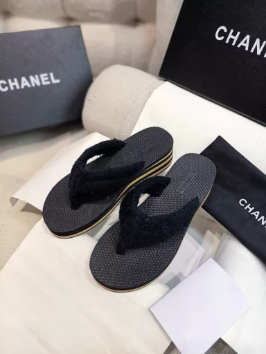 Chane* Coco Double C Early Spring Flip Flops Sandals🌸Original high quality version❗️🌸 CHANE* Early Spring Series Flip Flops perfectly combine the casual holiday style with the texture of high-end ready-to-wear, creating a lazy yet exquisite foot aesthetic. The soft towel upper is skin-friendly and breathable, and the upper is embellished with the brand's iconic metal logo. The details interpret the low-key and luxurious CHANE* gene. The 4.5cm micro-wedge heel quietly lengthens the leg line, making the steps as if walking on flat ground, taking into account comfort and elegant posture, and the non-slip rubber outsole is light and wear-resistant. The minimalist design carries the high-end texture, making every step calm and free.