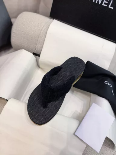 Chane* Coco Double C Early Spring Flip Flops Sandals🌸Original high quality version❗️🌸 CHANE* Early Spring Series Flip Flops perfectly combine the casual holiday style with the texture of high-end ready-to-wear, creating a lazy yet exquisite foot aesthetic. The soft towel upper is skin-friendly and breathable, and the upper is embellished with the brand's iconic metal logo. The details interpret the low-key and luxurious CHANE* gene. The 4.5cm micro-wedge heel quietly lengthens the leg line, making the steps as if walking on flat ground, taking into account comfort and elegant posture, and the non-slip rubber outsole is light and wear-resistant. The minimalist design carries the high-end texture, making every step calm and free.
