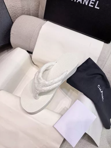 Chane* Coco Double C Early Spring Flip Flops Sandals🌸Original high quality version❗️🌸 CHANE* Early Spring Series Flip Flops perfectly combine the casual holiday style with the texture of high-end ready-to-wear, creating a lazy yet exquisite foot aesthetic. The soft towel upper is skin-friendly and breathable, and the upper is embellished with the brand's iconic metal logo. The details interpret the low-key and luxurious CHANE* gene. The 4.5cm micro-wedge heel quietly lengthens the leg line, making the steps as if walking on flat ground, taking into account comfort and elegant posture, and the non-slip rubber outsole is light and wear-resistant. The minimalist design carries the high-end texture, making every step calm and free.