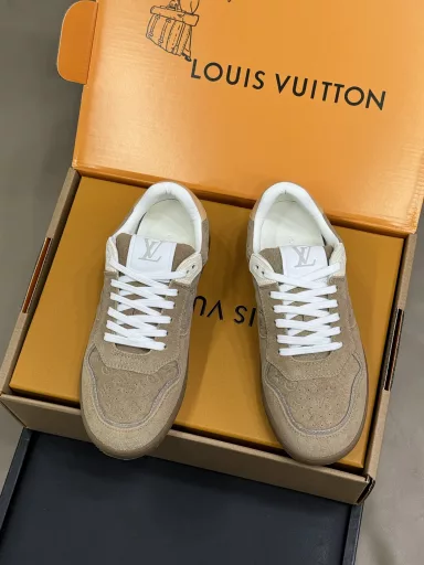 New LV STADIUM sneakersSuede texture, Maillard color scheme, really niceThe shoes are very soft and light, easy to holdThe colors are nice and versatile