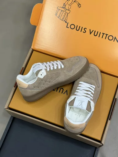 New LV STADIUM sneakersSuede texture, Maillard color scheme, really niceThe shoes are very soft and light, easy to holdThe colors are nice and versatile