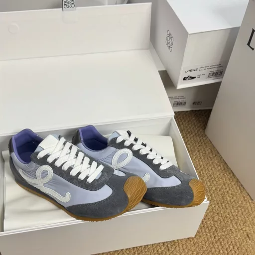LOEWE's second-generation Ballet Runner 2.0 upgrade has given the footwear industry some shocks. The 2025 early spring Ballet Runner 2.0 ballet sneakers, Forrest Gump shoes, German training shoesThe asymmetrical toe shape is the iconic design of LOEWE's original BALLET RUNNER2.0, and the ultra-soft, lightweight and flexible sole·New wavy textured rubber outsole extends to the toe·Upgraded soft leather lining and footbed for maximum comfort·The 3D injection-molded rubber LOEWE logo on the heel, combined with the upgraded sole, gives this shoe a retro and elegant interpretation, and incorporates a modern feel and LOEWE's unique style