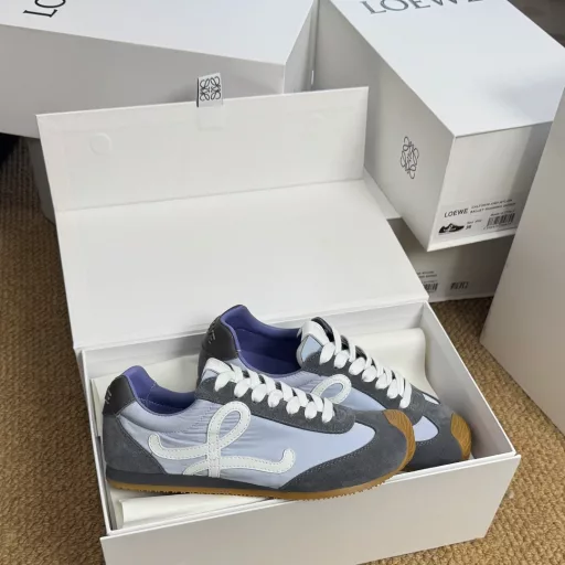 LOEWE's second-generation Ballet Runner 2.0 upgrade has given the footwear industry some shocks. The 2025 early spring Ballet Runner 2.0 ballet sneakers, Forrest Gump shoes, German training shoesThe asymmetrical toe shape is the iconic design of LOEWE's original BALLET RUNNER2.0, and the ultra-soft, lightweight and flexible sole·New wavy textured rubber outsole extends to the toe·Upgraded soft leather lining and footbed for maximum comfort·The 3D injection-molded rubber LOEWE logo on the heel, combined with the upgraded sole, gives this shoe a retro and elegant interpretation, and incorporates a modern feel and LOEWE's unique style