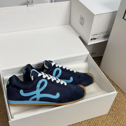 LOEWE's second-generation Ballet Runner 2.0 upgrade has given the footwear industry some shocks. The 2025 early spring Ballet Runner 2.0 ballet sneakers, Forrest Gump shoes, German training shoesThe asymmetrical toe shape is the iconic design of LOEWE's original BALLET RUNNER2.0, and the ultra-soft, lightweight and flexible sole·New wavy textured rubber outsole extends to the toe·Upgraded soft leather lining and footbed for maximum comfort·The 3D injection-molded rubber LOEWE logo on the heel, combined with the upgraded sole, gives this shoe a retro and elegant interpretation, and incorporates a modern feel and LOEWE's unique style