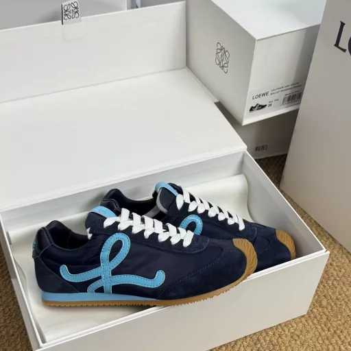LOEWE's second-generation Ballet Runner 2.0 upgrade has given the footwear industry some shocks. The 2025 early spring Ballet Runner 2.0 ballet sneakers, Forrest Gump shoes, German training shoesThe asymmetrical toe shape is the iconic design of LOEWE's original BALLET RUNNER2.0, and the ultra-soft, lightweight and flexible sole·New wavy textured rubber outsole extends to the toe·Upgraded soft leather lining and footbed for maximum comfort·The 3D injection-molded rubber LOEWE logo on the heel, combined with the upgraded sole, gives this shoe a retro and elegant interpretation, and incorporates a modern feel and LOEWE's unique style