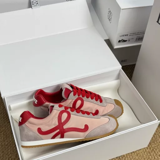LOEWE's second-generation Ballet Runner 2.0 upgrade has given the footwear industry some shocks. The 2025 early spring Ballet Runner 2.0 ballet sneakers, Forrest Gump shoes, German training shoesThe asymmetrical toe shape is the iconic design of LOEWE's original BALLET RUNNER2.0, and the ultra-soft, lightweight and flexible sole·New wavy textured rubber outsole extends to the toe·Upgraded soft leather lining and footbed for maximum comfort·The 3D injection-molded rubber LOEWE logo on the heel, combined with the upgraded sole, gives this shoe a retro and elegant interpretation, and incorporates a modern feel and LOEWE's unique style
