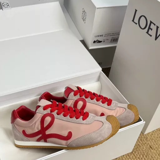 LOEWE's second-generation Ballet Runner 2.0 upgrade has given the footwear industry some shocks. The 2025 early spring Ballet Runner 2.0 ballet sneakers, Forrest Gump shoes, German training shoesThe asymmetrical toe shape is the iconic design of LOEWE's original BALLET RUNNER2.0, and the ultra-soft, lightweight and flexible sole·New wavy textured rubber outsole extends to the toe·Upgraded soft leather lining and footbed for maximum comfort·The 3D injection-molded rubber LOEWE logo on the heel, combined with the upgraded sole, gives this shoe a retro and elegant interpretation, and incorporates a modern feel and LOEWE's unique style