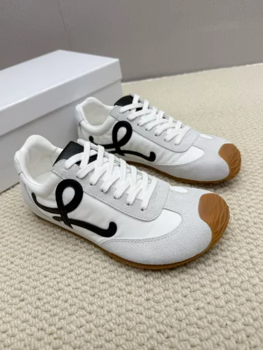 Loewe's shoes are very popular, the new version of the big-headed sports shoes Ballet Runner2.0 ballet Gump shoes!The design of the toe is more interesting, and the heel design is novel, soft and comfortable. This Gump shoe will be rated as the most comfortable running shoe of the year, as if walking on flat ground. The sports shoes recommend the correct size!The shoes are simple and neat low-top shoes, with the initials of the brand logo on the side. The most important point is that you will definitely fall in love with this shoe when you put it on, and you will never want to choose other sports styles again.Material introduction: The upper is made of imported cow wool + calfskin + windbreaker cloth (it is a test of the sewing machine's stitching technology), and the original custom mold environmentally friendly rubber outsole!Comfortable, simple, and versatile running Gump shoes, the design inspiration comes from ballet shoes and the shoe style of the 1970s, a little retro! Come on Make an appointment this summer ~~