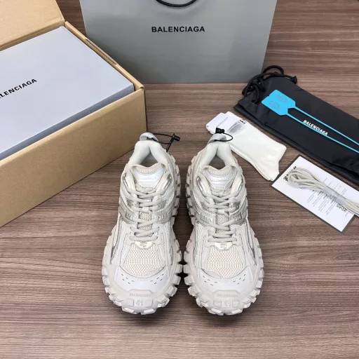 Balenciaga Defender Parisian family black tire shoes are distressed!Developed by the original factory and original archives, the original box and original label, the original shoe last creates an authentic version, using original materials, no leather, nylon and mesh materials, wear effect, exaggerated tire pattern sole, 5mm arch, Balenciaga brand logo embossed on the tongue, Balenciaga logo and size embossed on the edge of the toe and the back, and pull tabs on the back. Synchronized with official accessories, all details and workmanship are fully compared with the original shoes, 100% ZP when worn