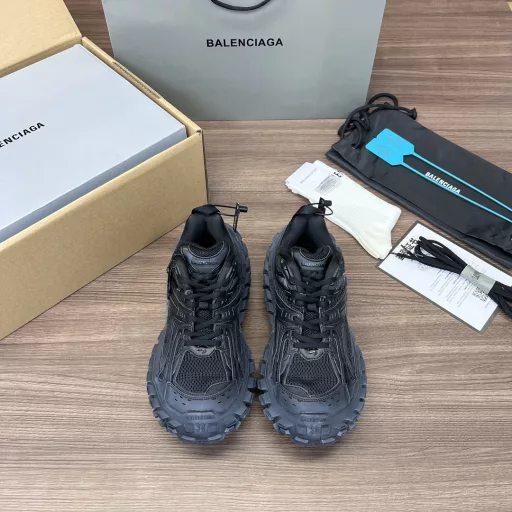 Balenciaga Defender Parisian family black tire shoes are distressed!Developed by the original factory and original archives, the original box and original label, the original shoe last creates an authentic version, using original materials, no leather, nylon and mesh materials, wear effect, exaggerated tire pattern sole, 5mm arch, Balenciaga brand logo embossed on the tongue, Balenciaga logo and size embossed on the edge of the toe and the back, and pull tabs on the back. Synchronized with official accessories, all details and workmanship are fully compared with the original shoes, 100% ZP when worn