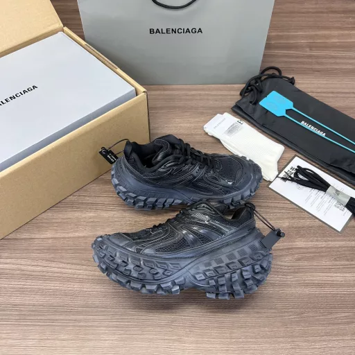 Balenciaga Defender Parisian family black tire shoes are distressed!Developed by the original factory and original archives, the original box and original label, the original shoe last creates an authentic version, using original materials, no leather, nylon and mesh materials, wear effect, exaggerated tire pattern sole, 5mm arch, Balenciaga brand logo embossed on the tongue, Balenciaga logo and size embossed on the edge of the toe and the back, and pull tabs on the back. Synchronized with official accessories, all details and workmanship are fully compared with the original shoes, 100% ZP when worn