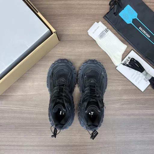 Balenciaga Defender Parisian family black tire shoes are distressed!Developed by the original factory and original archives, the original box and original label, the original shoe last creates an authentic version, using original materials, no leather, nylon and mesh materials, wear effect, exaggerated tire pattern sole, 5mm arch, Balenciaga brand logo embossed on the tongue, Balenciaga logo and size embossed on the edge of the toe and the back, and pull tabs on the back. Synchronized with official accessories, all details and workmanship are fully compared with the original shoes, 100% ZP when worn