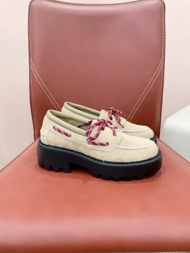 MiuMi*2024 new retro loafers look great with any style, a must-have for the year! The latest autumn and winter catwalk sports loafers are a hit among bloggers at home and abroad, and the Little Red Book series is retro and fashionable. It looks great on the feet. The simple sports sneaker design creates a sweet and casual style. It has a strong aura when worn and is very light when worn. Fabric: two versions: top layer cowhide and long-haired cow suede. Lining: silk cowhide lining. Original TPU vacuum thick sole