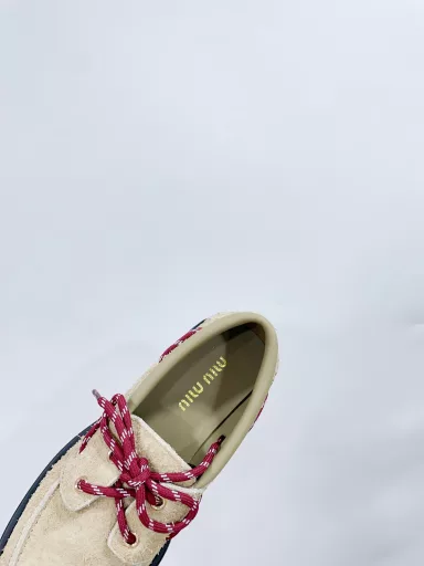 MiuMi*2024 new retro loafers look great with any style, a must-have for the year! The latest autumn and winter catwalk sports loafers are a hit among bloggers at home and abroad, and the Little Red Book series is retro and fashionable. It looks great on the feet. The simple sports sneaker design creates a sweet and casual style. It has a strong aura when worn and is very light when worn. Fabric: two versions: top layer cowhide and long-haired cow suede. Lining: silk cowhide lining. Original TPU vacuum thick sole
