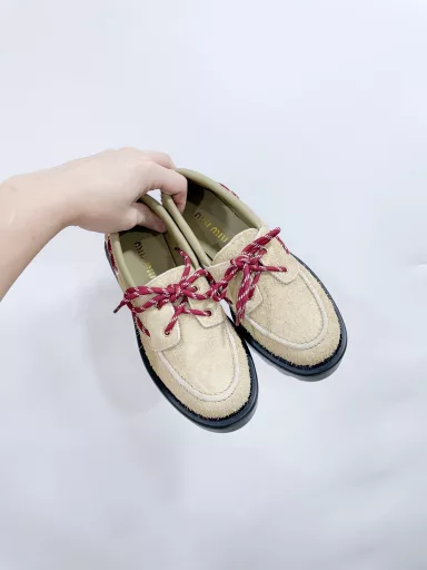 MiuMi*2024 new retro loafers look great with any style, a must-have for the year! The latest autumn and winter catwalk sports loafers are a hit among bloggers at home and abroad, and the Little Red Book series is retro and fashionable. It looks great on the feet. The simple sports sneaker design creates a sweet and casual style. It has a strong aura when worn and is very light when worn. Fabric: two versions: top layer cowhide and long-haired cow suede. Lining: silk cowhide lining. Original TPU vacuum thick sole