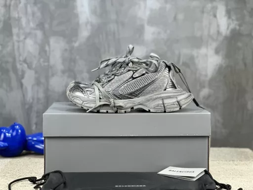 Balenciaga 9th generation latest hit 3XL Sneaker series couple style casual dad shoes sports shoesOriginal purchase development and production Balenciaga 3XL Sneaker overall shoe shape draws on the creative ideas of Balenciaga Track and Balenciaga Runner, which is equivalent to removing the outer frame of the Track shoe body while inheriting the streamlined shape of the Runner and the flat toe of the Track. A pair of tied shoelaces are added to the front of the shoe for concave shape. Developed from the original factory archives, the details are precisely aligned with the official, the private model is combined with the original large box of the sole, and everything from the inside to the outside is restored to the official version.