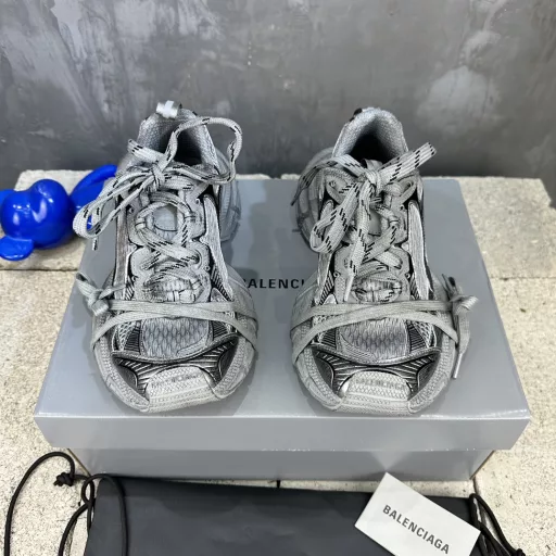 Balenciaga 9th generation latest hit 3XL Sneaker series couple style casual dad shoes sports shoesOriginal purchase development and production Balenciaga 3XL Sneaker overall shoe shape draws on the creative ideas of Balenciaga Track and Balenciaga Runner, which is equivalent to removing the outer frame of the Track shoe body while inheriting the streamlined shape of the Runner and the flat toe of the Track. A pair of tied shoelaces are added to the front of the shoe for concave shape. Developed from the original factory archives, the details are precisely aligned with the official, the private model is combined with the original large box of the sole, and everything from the inside to the outside is restored to the official version.