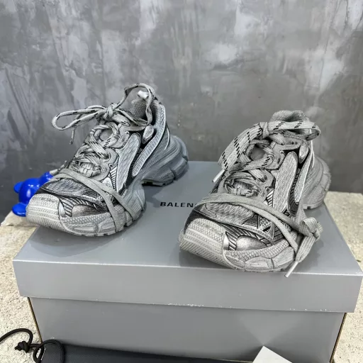 Balenciaga 9th generation latest hit 3XL Sneaker series couple style casual dad shoes sports shoesOriginal purchase development and production Balenciaga 3XL Sneaker overall shoe shape draws on the creative ideas of Balenciaga Track and Balenciaga Runner, which is equivalent to removing the outer frame of the Track shoe body while inheriting the streamlined shape of the Runner and the flat toe of the Track. A pair of tied shoelaces are added to the front of the shoe for concave shape. Developed from the original factory archives, the details are precisely aligned with the official, the private model is combined with the original large box of the sole, and everything from the inside to the outside is restored to the official version.
