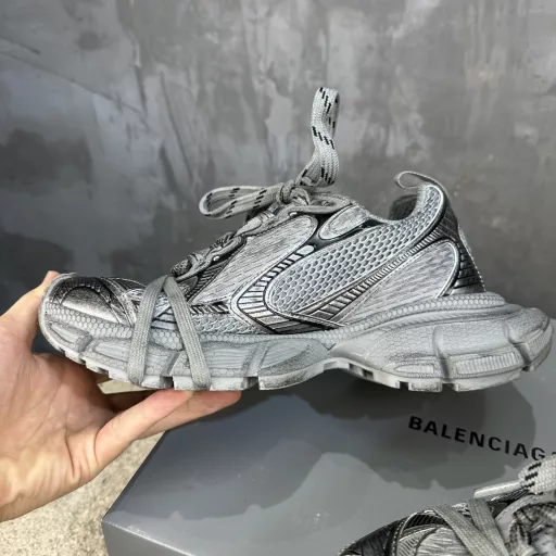Balenciaga 9th generation latest hit 3XL Sneaker series couple style casual dad shoes sports shoesOriginal purchase development and production Balenciaga 3XL Sneaker overall shoe shape draws on the creative ideas of Balenciaga Track and Balenciaga Runner, which is equivalent to removing the outer frame of the Track shoe body while inheriting the streamlined shape of the Runner and the flat toe of the Track. A pair of tied shoelaces are added to the front of the shoe for concave shape. Developed from the original factory archives, the details are precisely aligned with the official, the private model is combined with the original large box of the sole, and everything from the inside to the outside is restored to the official version.