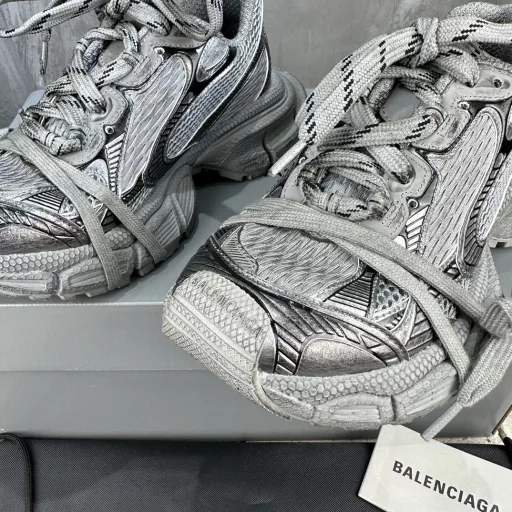 Balenciaga 9th generation latest hit 3XL Sneaker series couple style casual dad shoes sports shoesOriginal purchase development and production Balenciaga 3XL Sneaker overall shoe shape draws on the creative ideas of Balenciaga Track and Balenciaga Runner, which is equivalent to removing the outer frame of the Track shoe body while inheriting the streamlined shape of the Runner and the flat toe of the Track. A pair of tied shoelaces are added to the front of the shoe for concave shape. Developed from the original factory archives, the details are precisely aligned with the official, the private model is combined with the original large box of the sole, and everything from the inside to the outside is restored to the official version.