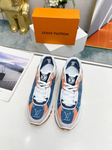 This Run55 sneaker combines leather and technical fabrics, with a thickened outsole that is full of running shoes, bringing flexibility, elasticity and comfort to urban travel. The Monogram flower is the finishing touch on one side.