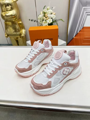 This Run55 sneaker combines leather and technical fabrics, with a thickened outsole that is full of running shoes, bringing flexibility, elasticity and comfort to urban travel. The Monogram flower is the finishing touch on one side.