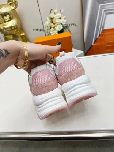 This Run55 sneaker combines leather and technical fabrics, with a thickened outsole that is full of running shoes, bringing flexibility, elasticity and comfort to urban travel. The Monogram flower is the finishing touch on one side.