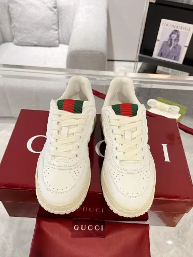 Gucci Re-Web series couple sneakers, white shoes‼ ️Re-Web is the first sneaker series designed by the brand's creative director Sabato De Sarno. It boldly interprets Gucci's classic stripes in a modern version. This new sneaker is made of classic GG canvas and white leather, which is quite recognizable. The colorful iconic details such as the red and green webbing tongue create a strong visual beauty.