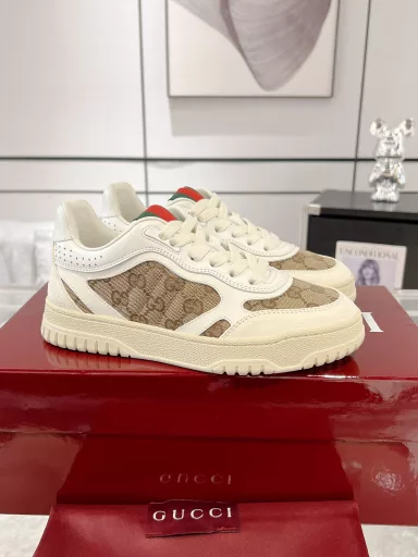 Gucci Re-Web series couple sneakers, white shoes‼ ️Re-Web is the first sneaker series designed by the brand's creative director Sabato De Sarno. It boldly interprets Gucci's classic stripes in a modern version. This new sneaker is made of classic GG canvas and white leather, which is quite recognizable. The colorful iconic details such as the red and green webbing tongue create a strong visual beauty.