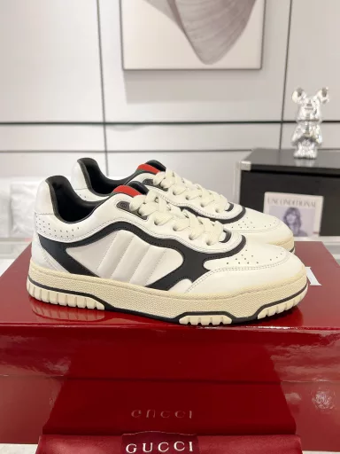 Gucci Re-Web series couple sneakers, white shoes‼ ️Re-Web is the first sneaker series designed by the brand's creative director Sabato De Sarno. It boldly interprets Gucci's classic stripes in a modern version. This new sneaker is made of classic GG canvas and white leather, which is quite recognizable. The colorful iconic details such as the red and green webbing tongue create a strong visual beauty.