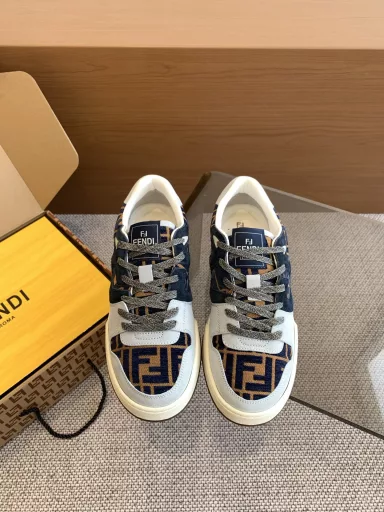 Fendi sneakers, casual sneakers, couple style👫 The first sneakers created by designer Kim Jones, Fendi Match and Trainer basketball sneakers from Donkey Brand. Fresh blood injected into the retro design with FF. Super good-looking and versatile. The upper is made of suede and leather stitching. The raised double F logo on the side is made of terry lining. It is super soft on the feet.
