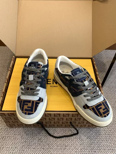 Fendi sneakers, casual sneakers, couple style👫 The first sneakers created by designer Kim Jones, Fendi Match and Trainer basketball sneakers from Donkey Brand. Fresh blood injected into the retro design with FF. Super good-looking and versatile. The upper is made of suede and leather stitching. The raised double F logo on the side is made of terry lining. It is super soft on the feet.