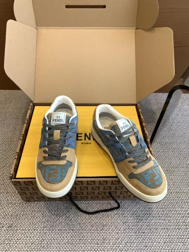 Fendi sneakers, casual sneakers, couple style👫 The first sneakers created by designer Kim Jones, Fendi Match and Trainer basketball sneakers from Donkey Brand. Fresh blood injected into the retro design with FF. Super good-looking and versatile. The upper is made of suede and leather stitching. The raised double F logo on the side is made of terry lining. It is super soft on the feet.