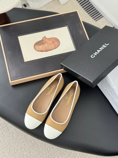 Chanel 25C catwalk style Mary Jane shoesSimple yet sweet and playful!The solid color fabric is refreshing and easy to match, and it fits the foot better with buttons.The upper is made of cowhide, the lining is sheepskin, and the sole is made of genuine leather