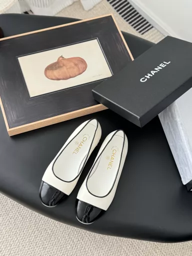 Chanel 25C catwalk style Mary Jane shoesSimple yet sweet and playful!The solid color fabric is refreshing and easy to match, and it fits the foot better with buttons.The upper is made of cowhide, the lining is sheepskin, and the sole is made of genuine leather