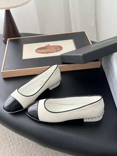 Chanel 25C catwalk style Mary Jane shoesSimple yet sweet and playful!The solid color fabric is refreshing and easy to match, and it fits the foot better with buttons.The upper is made of cowhide, the lining is sheepskin, and the sole is made of genuine leather