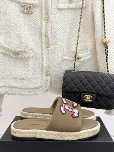 CHANE* | Chanel 25P Spring and Summer New ProductDouble C Hemp Rope Sole Fisherman SlippersEvery year I look forward to Chanel's Fisherman SlippersThe color is very summery and the style is really classicThis simple slipper is really beautiful!The classic double C logo is matched with a hemp rope bottomThe design is not only height-enhancing but also very comfortable to wear!The fabric is made of imported lambskinThe lining and foot pads are made of lambskin